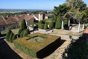 ogród z fontanną na środku podwórza w obiekcie Gîte des remparts réservation par téléphone laissez vos coordonnées w mieście La Côte-Saint-André