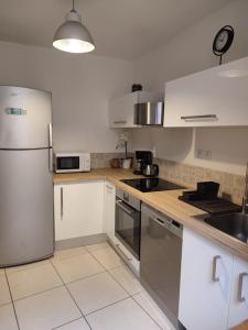 Kuchnia lub aneks kuchenny w obiekcie Gîte des remparts réservation par téléphone laissez vos coordonnées