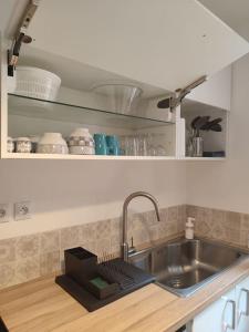Kuchnia lub aneks kuchenny w obiekcie Gîte des remparts réservation par téléphone laissez vos coordonnées