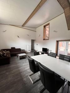 a conference room with a white table and chairs at Dill Apartments Gadenstedt in Ilsede