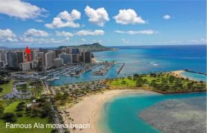 ホノルルにあるWaikiki High-rise sea view free parkingのビーチと海の空中写真