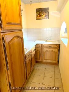 Kuchyň nebo kuchyňský kout v ubytování Appartement charmant à Lacrost avec jardin privé - 60 m²