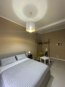 een slaapkamer met een wit bed en een lamp bij Angolo di isa in Busto Arsizio