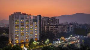 um edifício com um hotel em cima à noite em ibis Thane - An Accor Brand em Thane