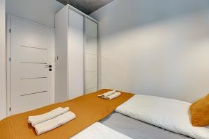 グダニスクにあるApartament Długi Targのベッドルーム1室(ベッド1台、タオル2枚付)