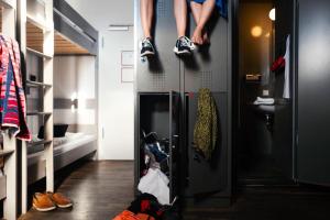 Palanda nebo palandy na pokoji v ubytování Pfefferbett Hostel