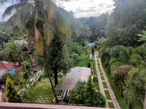 RāmamangalamにあるGolden Nestのベンチと木々のある公園の景色