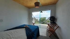 1 dormitorio con cama y ventana en Beija Flor en Gamboa