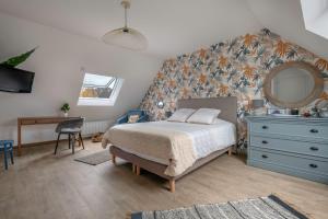 Un dormitorio con una cama, una cómoda y un espejo. en 500m des plages - Vacances à 6 autour du Golfe, en Saint-Gildas-de-Rhuys