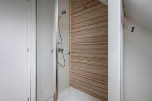 una ducha con puerta de cristal en un baño en 500m des plages - Vacances à 6 autour du Golfe, en Saint-Gildas-de-Rhuys 23 fotos más