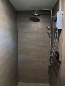 e bagno con doccia e soffione. di Greenspace Living a Ban Tha Phae