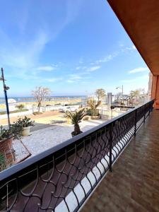 balcón con valla y vistas a la playa en Hotel Giorgetti Orange, en Bellaria-Igea Marina