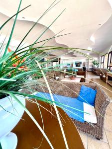 un soggiorno con divano e cuscino blu di Hotel Giorgetti Orange a Bellaria-Igea Marina