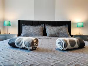 een slaapkamer met een bed met 2 kussens erop bij Elegant Apartment Naschmarkt in Wenen