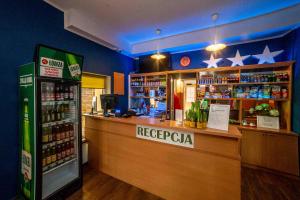 eine Bar in einem Restaurant mit einem Getränkeautomaten in der Unterkunft Metropol in Łomża