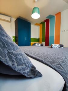 een slaapkamer met een bed met kleurrijke muren bij Elegant Apartment Naschmarkt in Wenen