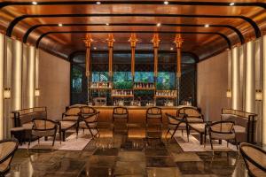 un restaurante con sillas y un bar en The RuMa Hotel and Residences en Kuala Lumpur