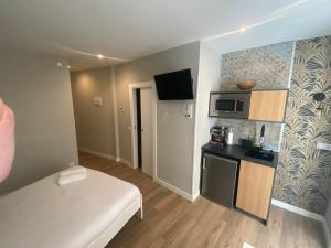 Kleines Zimmer mit einem Bett und einer Küche in der Unterkunft Apartamentos Sol Madrid in Madrid