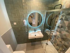 ein Bad mit einem Waschbecken und einem Spiegel in der Unterkunft Apartamentos Sol Madrid in Madrid