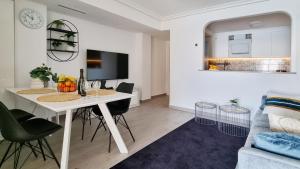 a living room with a white table and a couch at Apartamento Torre Buena Vista in Torrevieja