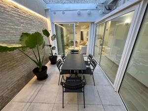 una mesa negra y sillas en un balcón con mesa en Precioso apartamento con patio. PYP en Valencia