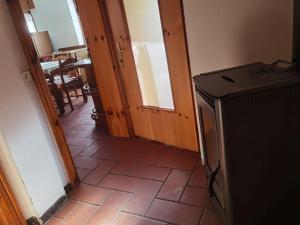 um corredor com uma porta e piso em azulejo com uma televisão em Jvan Rooms Tower em Sospirolo