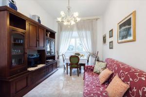 salon z kanapą i stołem w obiekcie Caterina One o One - Embassy Apartment w Rzymie