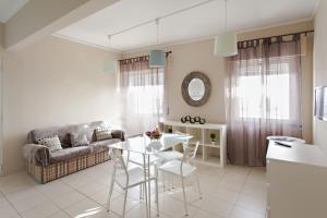 een woonkamer met een tafel en een bank bij Blue Sky Apartment in Faro