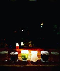 un grupo de velas sentadas sobre una mesa en PRİME SUİTES, en Yalova