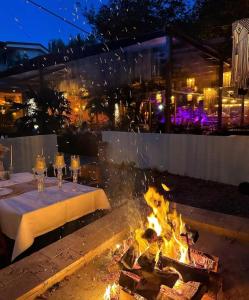 una mesa está sobre un fuego frente a un restaurante en PRİME SUİTES, en Yalova