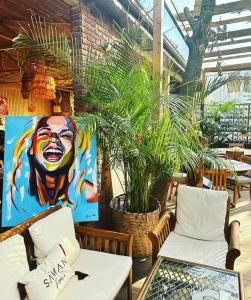 un restaurante con dos sillas y una pintura de una mujer en PRİME SUİTES, en Yalova