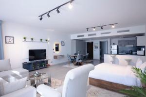 El Gouna Elite Worldwide Sea & Garden Residences - Hurghada, Egypt的电视和/或娱乐中心