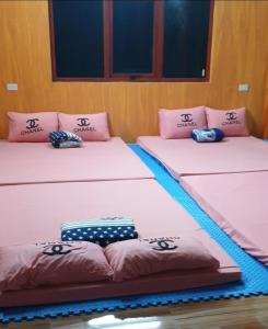 een groep van drie bedden in een kamer bij HOMESTAY PAC BO CAO BẰNG in Cao Bằng
