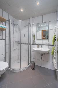 uma casa de banho com um chuveiro, um WC e um lavatório. em Ferienhof Weishäupl em Untergriesbach
