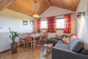uma sala de estar com um sofá e uma mesa em Ferienhof Weishäupl em Untergriesbach