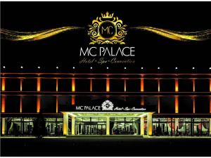 Mc Palace Hotel Spa & Convention في كيرينيا: قصر ممش مع علامة تحكم على مبنى