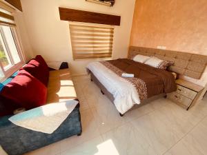 um quarto com uma cama e um sofá em Roman's Kingdom em Madaba