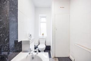 Een badkamer bij HeadsonBed- Croydon 4Bedrooms with Parking for the Larger groups