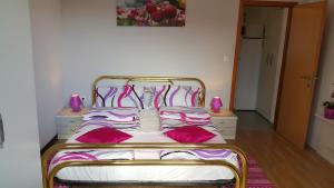 Una cama o camas en una habitación de Apartments Carmen