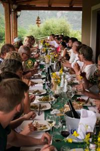 um grupo de pessoas sentadas numa longa mesa a comer em Azienda Agricola Ausono em Piaggine