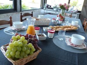 una mesa con un montón de uvas y pan en ella en La Gariotte, en Esclauzels