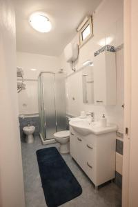 バーリにあるB&b Villa Maria Di Venereのバスルーム(洗面台、トイレ、シャワー付)