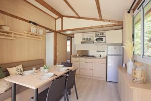 Kuchyň nebo kuchyňský kout v ubytování Camping Saint Laurent