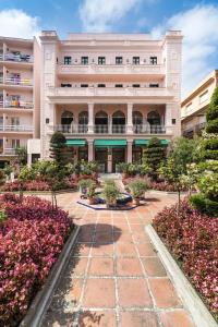 een groot gebouw met bloemen ervoor bij Hotel Guitart Rosa - Adults Only in Lloret de Mar