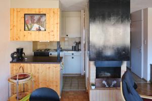 a kitchen with a sink and a stove at Appartement à 200m de la télé-cabine de Vercorin in Vercorin