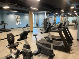 a gym with a bunch of exercise bikes in it at Modern Vero Apartments Górskiego in Gdynia