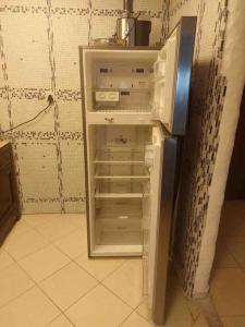 - un réfrigérateur avec une porte ouverte dans la cuisine dans l'établissement apartment in Ajman for 4 persons near the sea, à Ajman