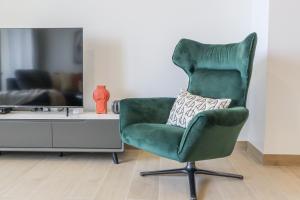 Posezení v ubytování HiGuests - Stylish Waterfront Apartment With Pool in La Mer