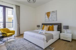 Postel nebo postele na pokoji v ubytování HiGuests - Stylish Waterfront Apartment With Pool in La Mer