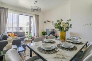 Posezení v ubytování HiGuests - Stylish Waterfront Apartment With Pool in La Mer